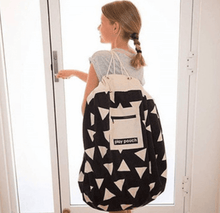 Lade das Bild in den Galerie-Viewer, play pouch Teppich